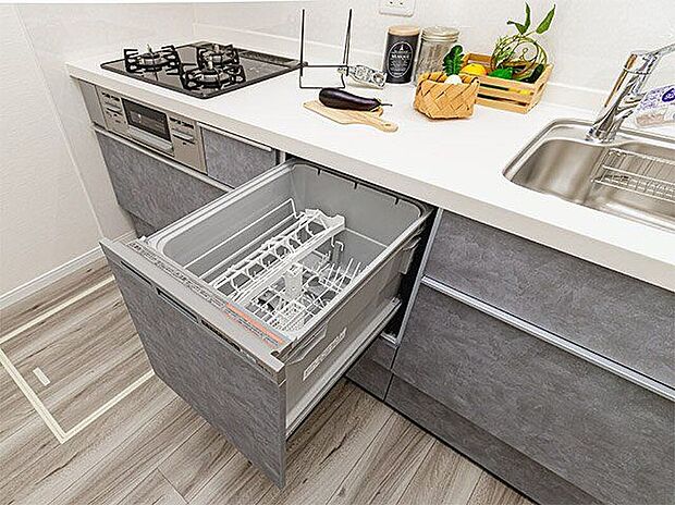 【建物プラン例 (内観写真)】【施工例/食器洗浄乾燥機】家事の負担を軽減し、他の作業に時間を使えますね。手洗いによる洗剤や水の影響を受けないため、手肌にも優しいです。