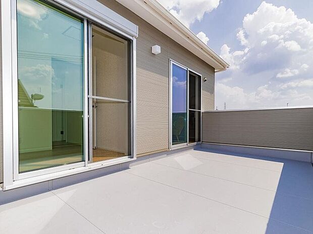 【同仕様画像 (その他内観)】【施工例/バルコニー】おうちでBBQを楽しんだり家庭菜園やワンちゃんの日向ぼっこスペースとしても使え、ご家族の思い出づくりに+αの働きをしてくれます