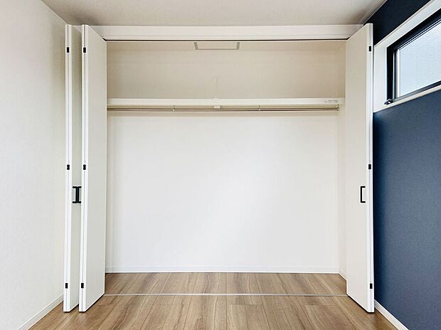 【収納】広々としたクローゼット完備!衣類や靴、バッグなどを一か所にまとめて収納できるため、探し物が減り、毎日の準備がスムーズになります。