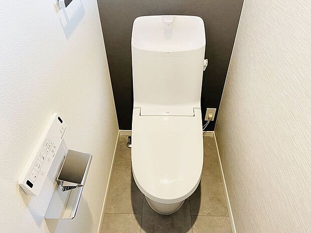 【トイレ】トイレは温水洗浄付き便器です。壁紙の色、窓の配置等、一邸一邸のこだわりをぜひ現地でご覧ください。