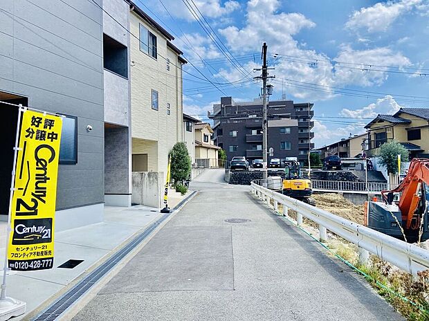 【前面道路含む外観】現地写真更新!お客様のご都合に合わせて物件のご紹介や現地案内が可能!仕事が忙しくて中々家探しが進まない・・・という方には当社の【ナイター営業】がおすすめです。