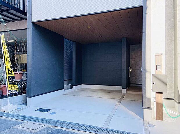 【駐車場】ビルトインガレージで、雨の日でも濡れずに室内へ移動可能。車や自転車の保管にも適した使いやすいスペースです。