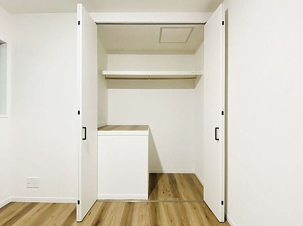 【収納】快適な生活をサポートする、広々とした収納です。大容量の収納スペースがあるため、家族全員の物をしっかりと片付けられます。お部屋を広く使えるので、快適な居住空間を提供します。