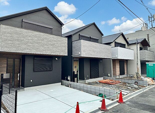 シンプルで洗練された外観が、住む人のセンスを引き立て、日々の生活に彩りを添える新築戸建てです