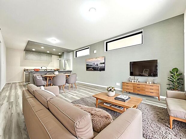 【家具設置イメージ】明るく開放的なリビングです。広々とした大きさですよ。一家団らんの空間として快適にお過ごしいただけます。