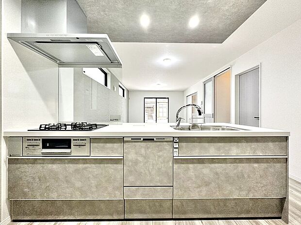 キッチンは標準で食器洗浄乾燥機が付いています。床材やクロスのお色もスタイルに合わせてセレクトさせていただきます