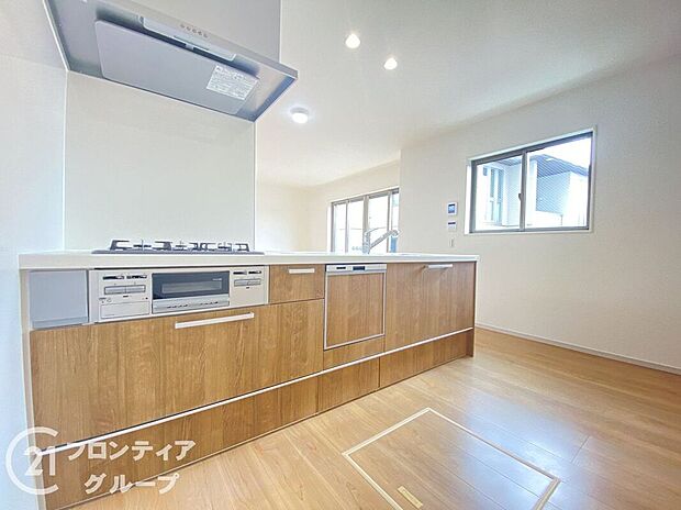 キッチンから部屋中が見守れるので、小さなお子様がいるご家庭でも安心です。シンプル×ナチュラルな温かい空間は、どんなスタイルの家具も合わせやすいお部屋です。