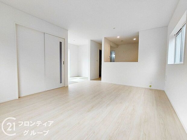 LDKには大きな窓からたくさんの光が入り、明るく、開放的な空間を演出してくれます。お友達が遊びに来た時も自慢のリビングになりますね！