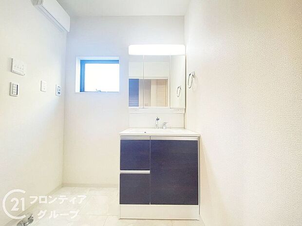 【洗面】曇り止めヒーター付きのミラーキャビネットを採用しております。ミラーの内側がすべて収納スペースになっているので、スタイリング剤や歯ブラシなどの収納に便利ですね。