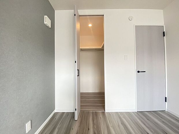 【収納】ファミリーサイズのウォークインクローゼット!季節の家電や掃除機などもそのまま収納できるのでお部屋が散らかりにくいですよ。