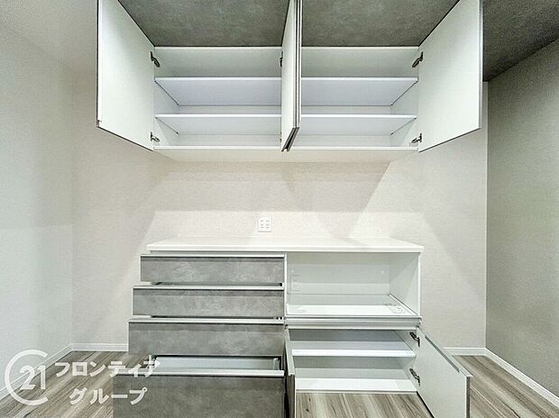 【収納】整理整頓が楽しくなる、機能的な収納スペースです。使いやすさを考慮した設計で、日常の片付けがスムーズに行えます。物を探す手間が省け、時間を有効に使える生活を実現します。