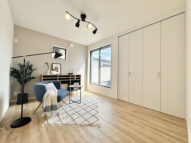 【同仕様画像 (その他内観)】【施工例/洋室】スタイル:ヒュッゲノルディックミルキーホワイトなどの淡い色を軸にし、やわらかな雰囲気を持つ安らぐスタイル。