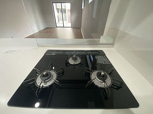 【防犯設備】【コンロ】使いやすいコンロを完備したキッチンで、毎日の料理が楽しくなります。火力調整も簡単で、さまざまな料理に対応できます!