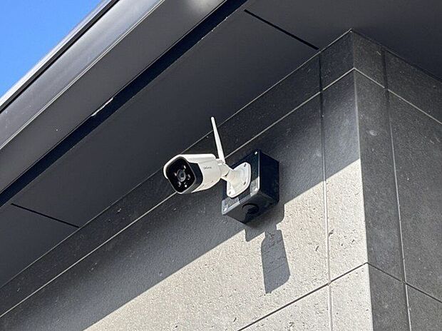 【防犯設備】【施工例/防犯カメラ】見える場所に設置することで防犯意識の高い家をアピールでき、犯罪の抑止力になります。また、万が一事件やトラブルなどが発生した場合も、証拠映像として記録できるため安心ですね。