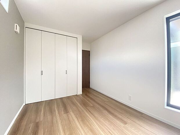 【子供部屋】カジュアルでありながらどこか懐かしさを感じさせる風合いは家具や小物の素材感を引き立ててくれます