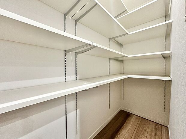 【収納】広いシューズクロークで玄関がすっきり。スノーボード、キャンプ用品などの大型荷物もしまえます。