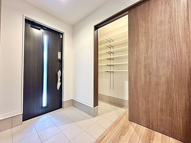 【玄関】たっぷり靴を収納できます。「ただいま」と玄関を開けた瞬間から、奥に広がる空間を明るい室内を感じられますね♪