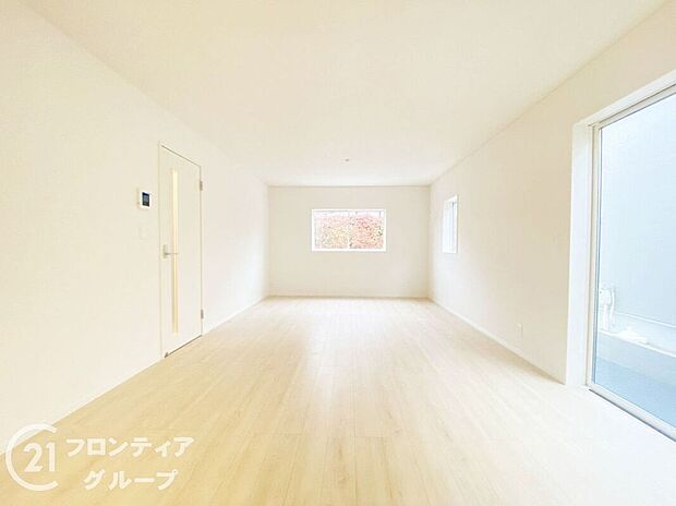 【リビング】フローリングは、日常生活で床材の受ける様々な傷や、温度・湿度変化によるひび割れの発生を大幅に抑える特殊加工を施工済みです!