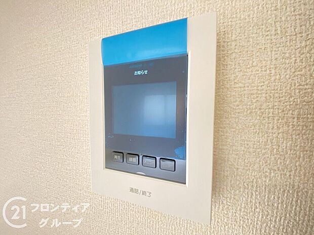 【防犯設備】ハンズフリー機能を備えたカラーモニターインターホンを採用！お料理中などで手が塞がっていても便利に応答可能です！夜間の映像確認機能もついていて、安心ですね！