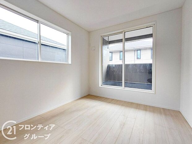 【寝室】こちらのお部屋はバルコニーに面しており、日当たり、通風ともに良好です！