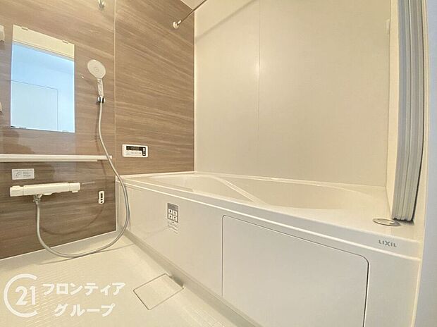 【バス】バスタブ付きで、ゆったりとお風呂に浸かり、疲れた体を癒せる贅沢な空間です。窓があるのでこまめに換気ができ、清潔感を保てます。リラックスタイムをより豊かにする素敵な選択です。