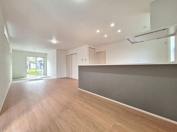 フローリングにはキズの付きにくい特殊塗装を採用し、内装やドアの仕上げは、堂々とした木目で、木の温もりを感じながらお過ごしいただけますね。