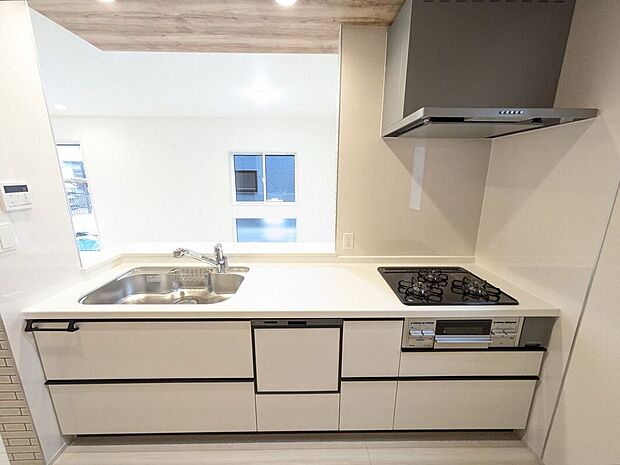 オールインワン浄水器栓を採用しており、場所を取らない浄水器!いつでもおいしいお水でお料理することができますね!また、食器洗い乾燥機付で奥様の家事を軽減できます