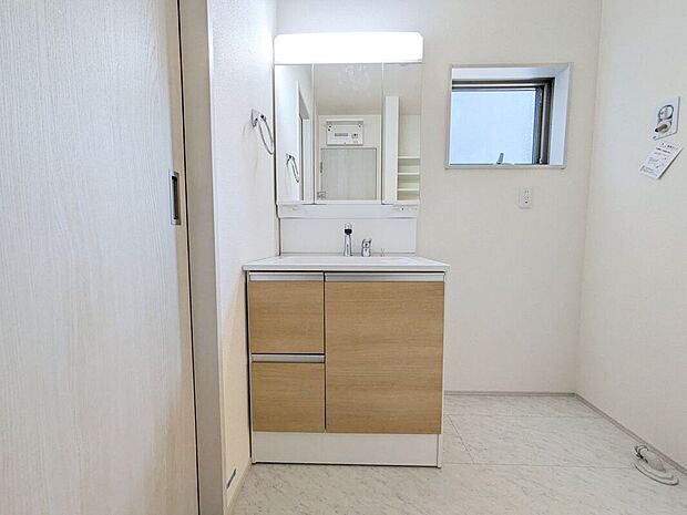 【洗面】曇り止めヒーター付きのミラーキャビネットを採用しております。ミラーの内側がすべて収納スペースになっているので、スタイリング剤や歯ブラシなどの収納に便利ですね。