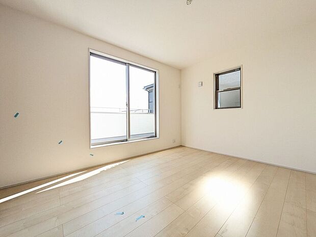 【室内】室内はシンプルな仕様となっており、それぞれの好みに合わせたインテリアで、趣味に合わせてレイアウトしやすくなっております。