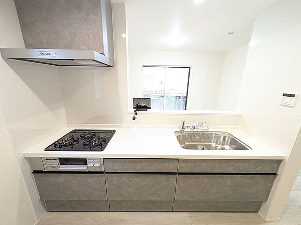 【キッチン】過熱防止センサー付きガスレンジを採用しており、自動で火が止まるから安心!人造大理石ワークトップやキッチンパネル、浄水器一体化水栓など、奥様に嬉しい設備!