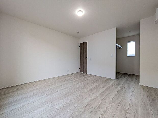 【寝室】こちらのお部屋はバルコニーに面しており、日当たり、通風ともに良好です!お布団などもサッと干せて便利ですね