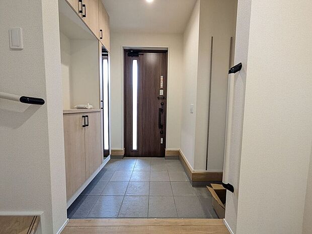 【玄関】玄関は防犯性の優れたダブルロックドアです!