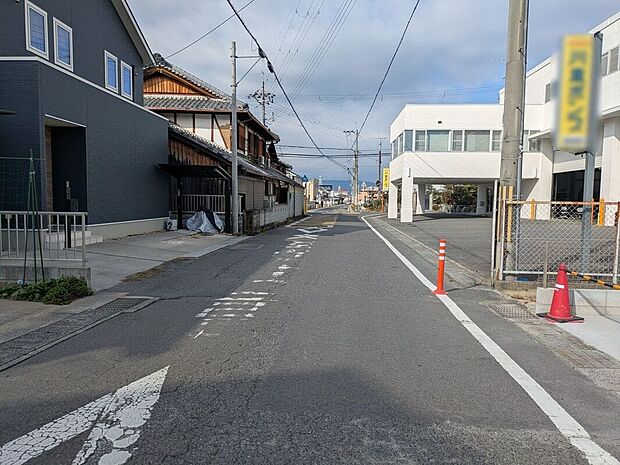 【前面道路含む外観】お家のご質問はお気軽にご相談下さい。