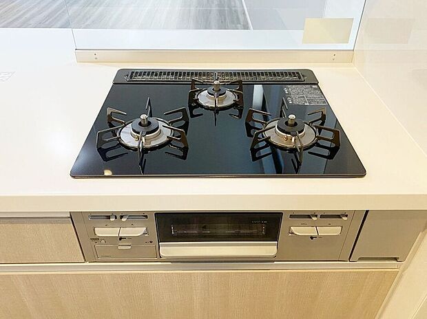 【その他設備】使いやすいコンロを完備したキッチンで、毎日の料理が楽しくなります。火力調整も簡単で、さまざまな料理に対応できます!