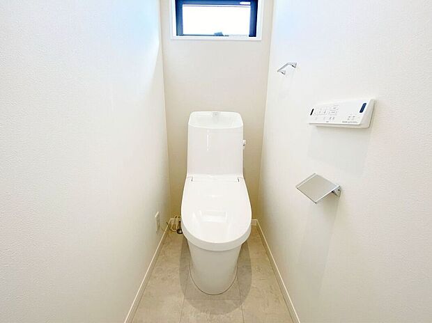 【トイレ】清潔感あふれるトイレで快適な毎日をサポートします。お手入れも簡単で、いつでも清潔に保てます。