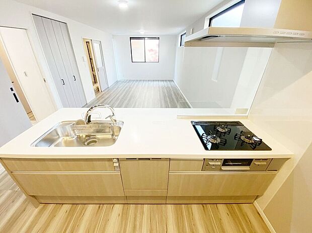 【キッチン】ゆったりとした広さのあるキッチン。ご夫婦で一緒に並んで洗い物できる大きさです。水栓はデザイン性も高く使い勝手の良いと人気のグースネック型を採用。