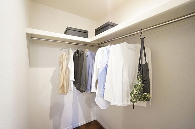 【同仕様画像 (その他内観)】【施工例/ファミリークローゼット】家族全員の衣類や荷物を一箇所にまとめて収納できるファミリークローゼット。洗濯から収納までの家事動線が短くなり、家事の負担が軽減されます。