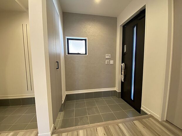 【玄関】広々とした玄関で、家族全員が快適に出入りできる空間です