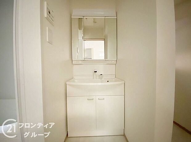 ハンドシャワー付き洗面化粧台。曇り止めヒーター付きミラーの内側にはたっぷりの収納がついており、スタイリング剤や歯ブラシなどもたっぷり収納可能です!