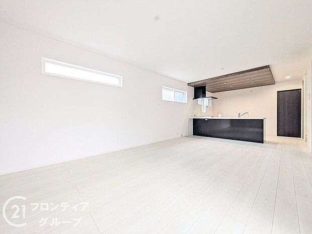 大切なご家族が集まるからこそLDKはこだわりたい!休日はおひさまの光をたっぷりと取りこめるリビングでゆったりと過ごしませんか?子供たちが元気に笑いながら走り回っても十分な広さの空間です。