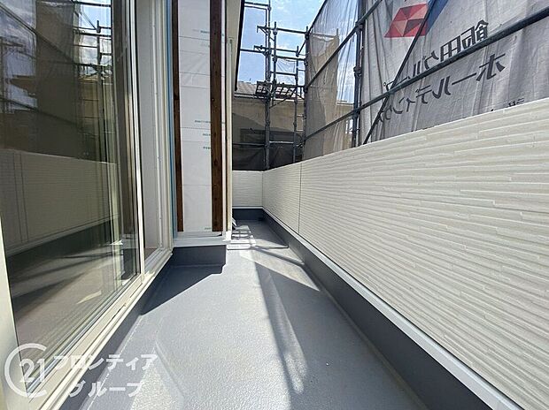 【バルコニー】日当たりの良いバルコニーは、お洗濯が多いときも安心。たくさん干してもカラっと乾きそうです!