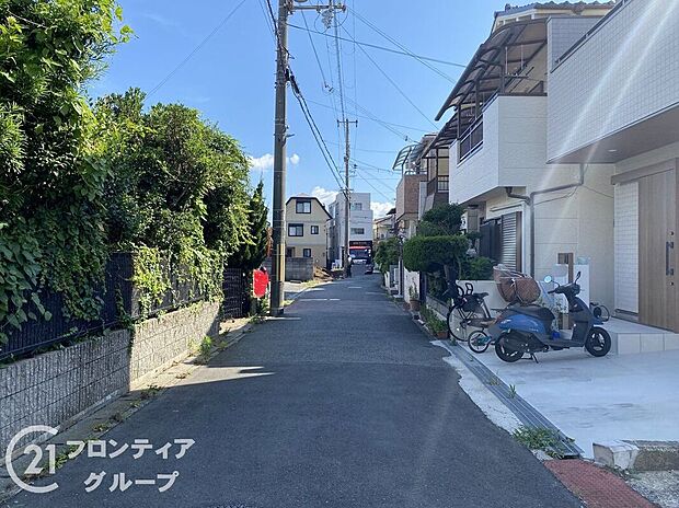 【前面道路含む外観】念願のマイホーム購入をお手伝いいたします