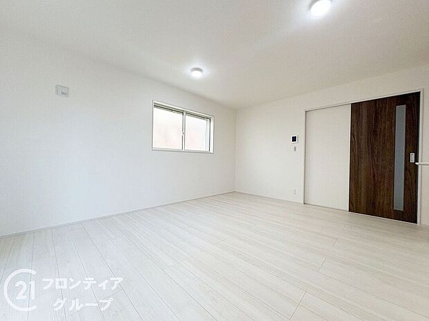 【子供部屋】寝室や子供部屋など用途多彩な明るい洋室!