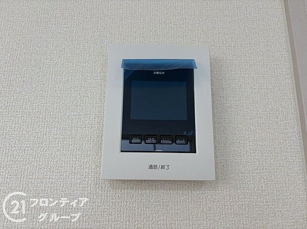 【防犯設備】ハンズフリー機能を備えたカラーモニターインターホンを採用!お料理中などで手が塞がっていても便利に応答可能です!夜間の映像確認機能もついていて、安心ですね!