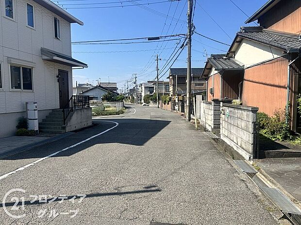 【前面道路含む外観】幅広い道路が確保されており、車の出入りがスムーズに行えます。周辺環境も整備されており、快適な生活をサポートします。