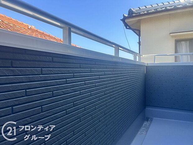 【バルコニー】日当たりの良いバルコニーは、お洗濯が多いときも安心！たくさん干してもカラっと乾きそうです！