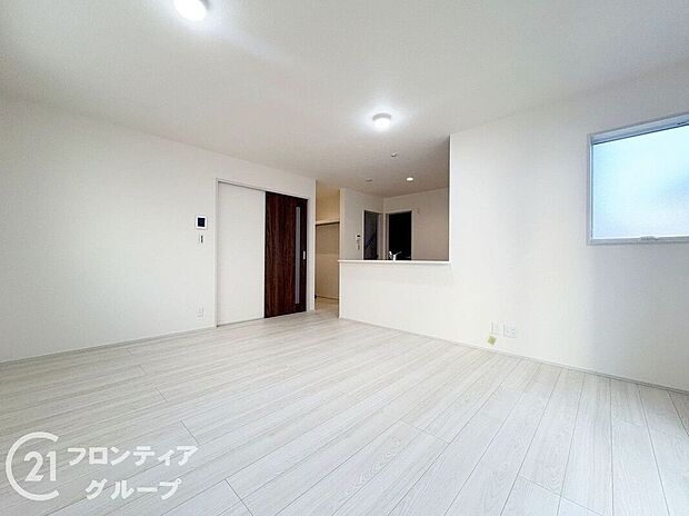 【リビング】LDKには大きな窓からたくさんの光が入り、明るく、開放的な空間を演出してくれます。お友達が遊びに来た時も自慢のリビングになりますね!