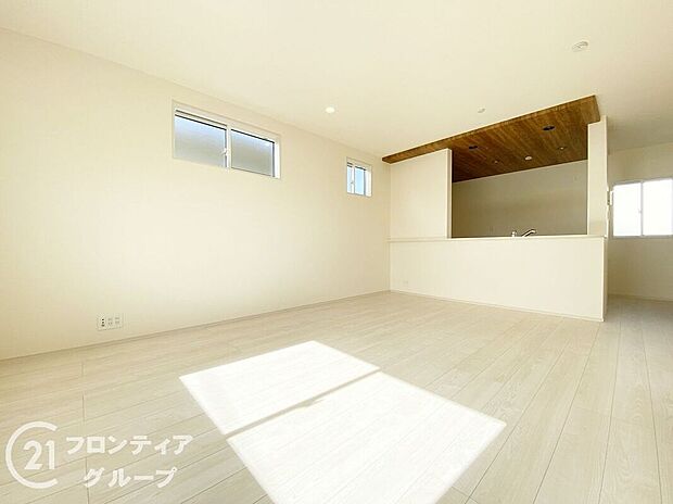 【リビング】天井の中央部分を周囲より一段高くとった折上天井です。開放感があり、部屋が広く感じます!