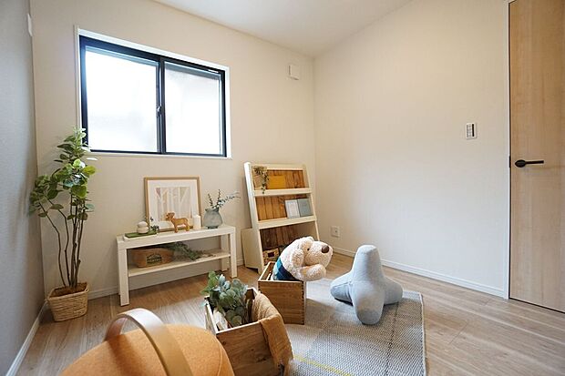 【同仕様画像 (その他内観)】【施工例/洋室】スタイル:カフェナチュラル自然を想像させるアースカラーを使用した爽やかなデザインは、まるでカフェにいるかのような癒されるデザインです。