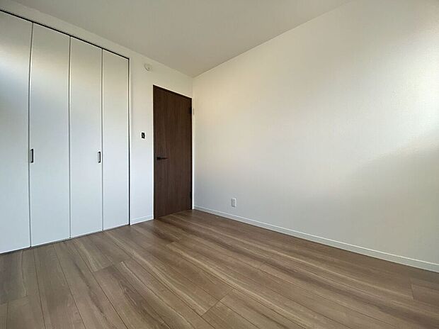 【寝室】(アーバンステイトリー)広々とした寝室で、心地よい眠りをお楽しみいただける空間が広がります。落ち着いた雰囲気の中で、リラックスしたひとときを過ごせる贅沢な空間です